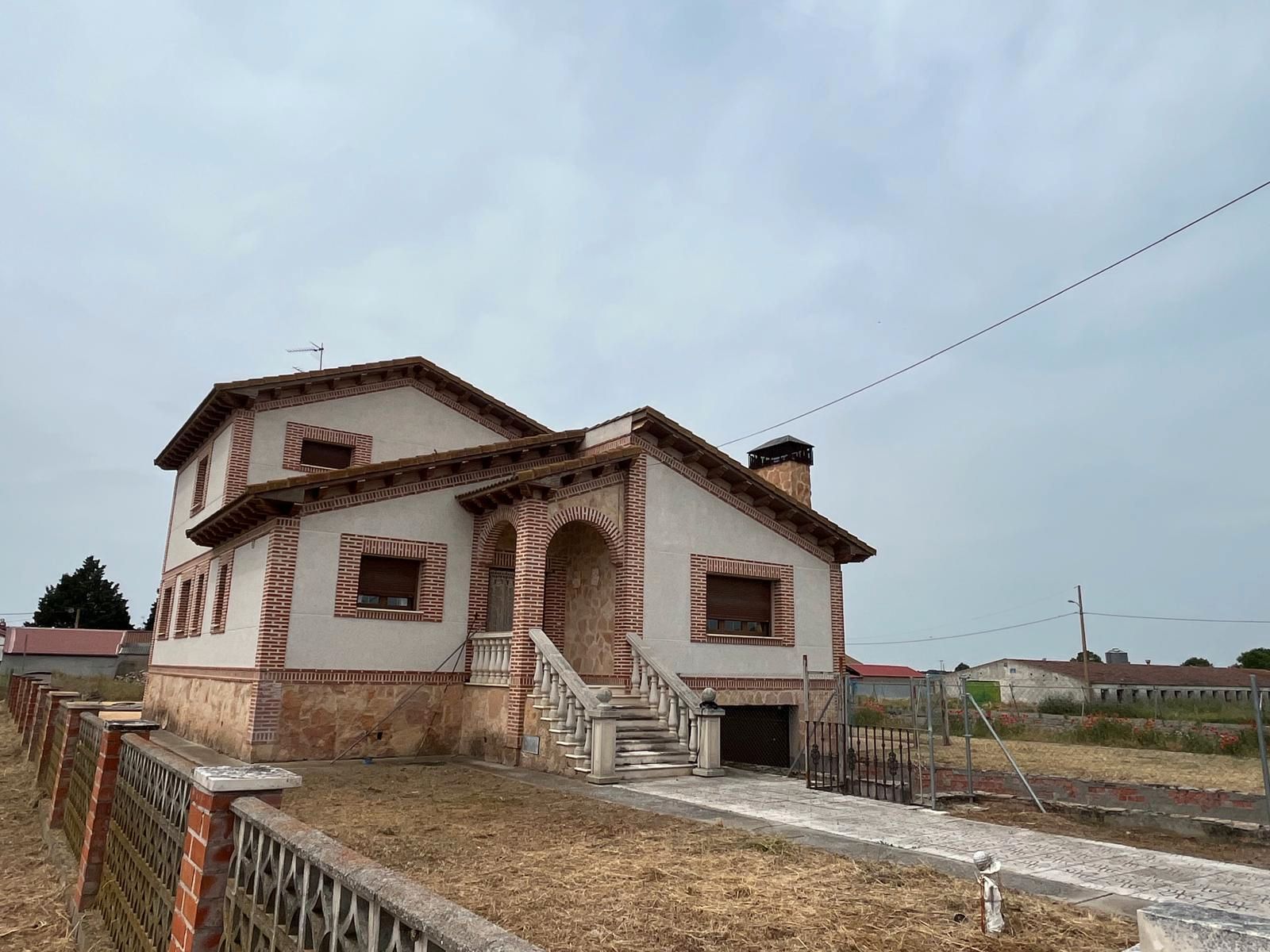 Vista exterior de Casa o xalet en venda en Cuéllar amb Calefacció, Jardí privat i Terrassa