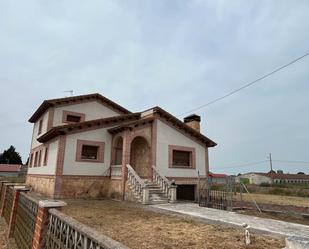 Vista exterior de Casa o xalet en venda en Cuéllar amb Calefacció, Jardí privat i Terrassa