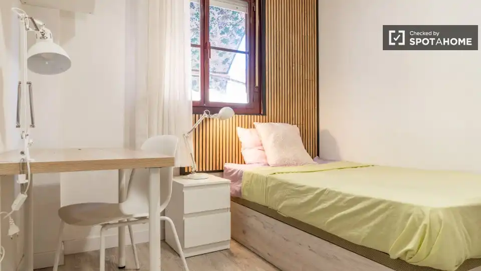 Bedroom of Flat for rent in Madrid  with Air Conditioner, Heating and Furnished