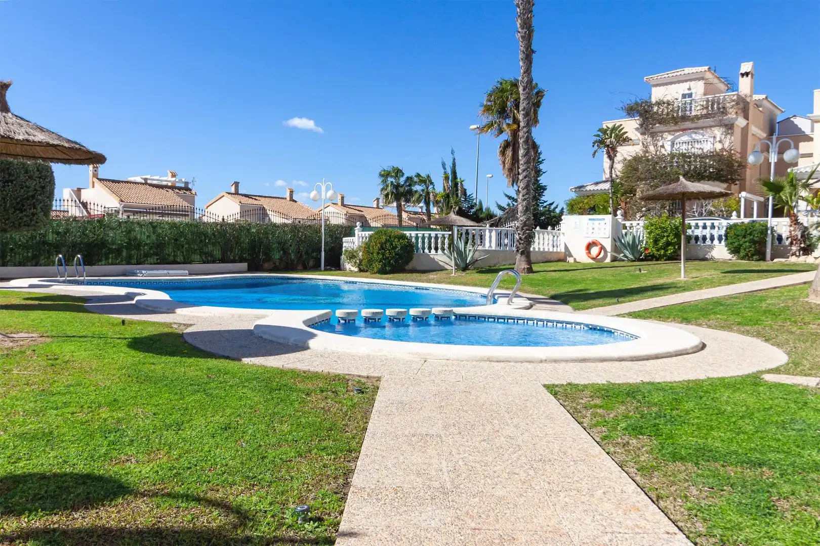 Piscina de Casa o xalet en venda en Orihuela amb Aire condicionat, Calefacció i Jardí privat