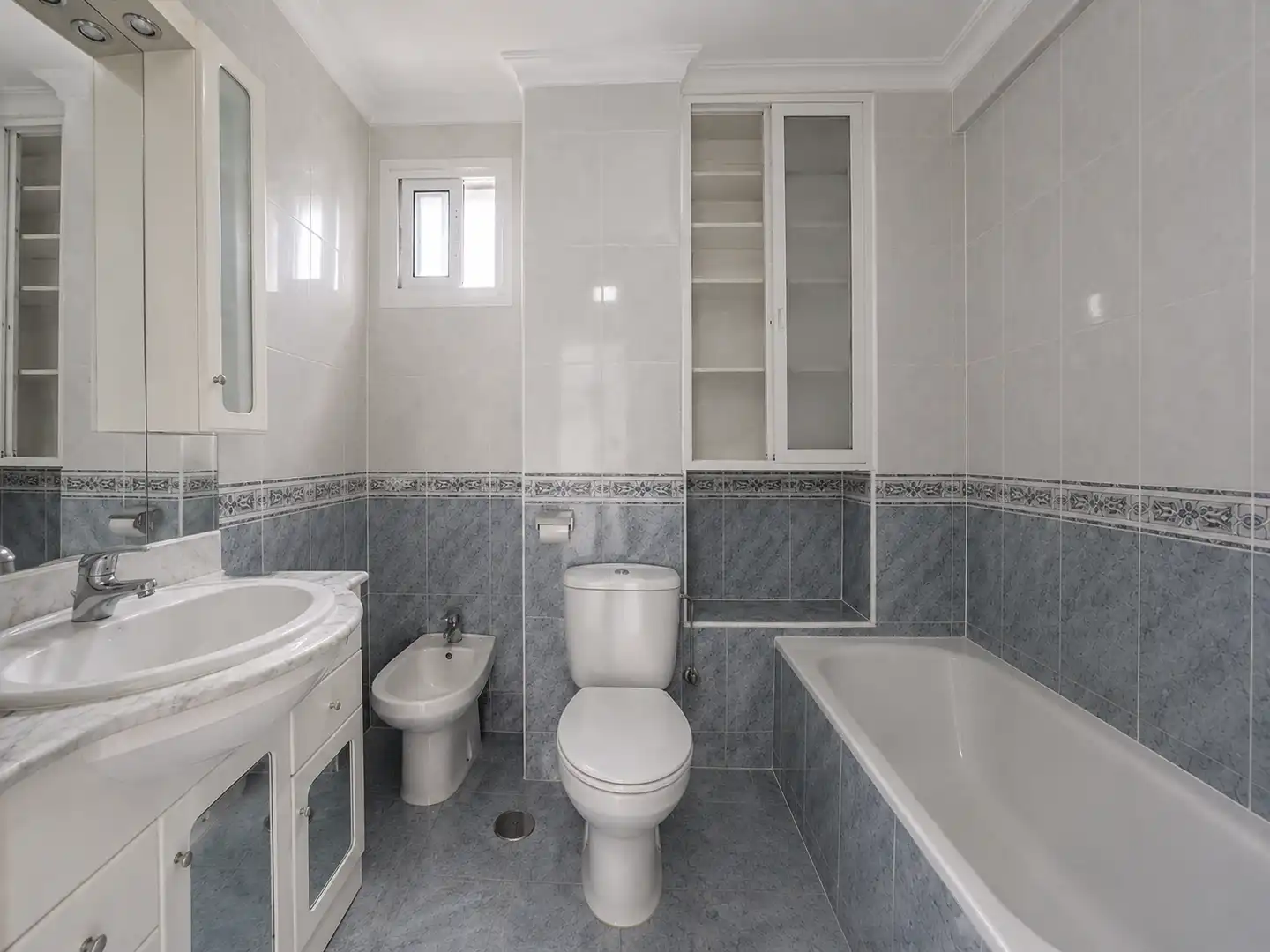 Badezimmer von Wohnungen zum Verkauf in Estepona mit Terrasse und Balkon
