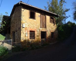 Vista exterior de Casa o xalet en venda en Oviedo  amb Jardí privat i Traster