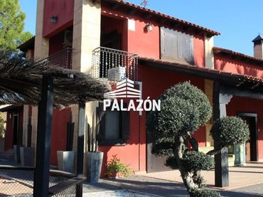 Chalet con piscina en venta en Catral