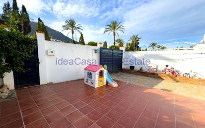 Vista exterior de Casa o xalet en venda en Alhaurín de la Torre amb Aire condicionat, Jardí privat i Terrassa