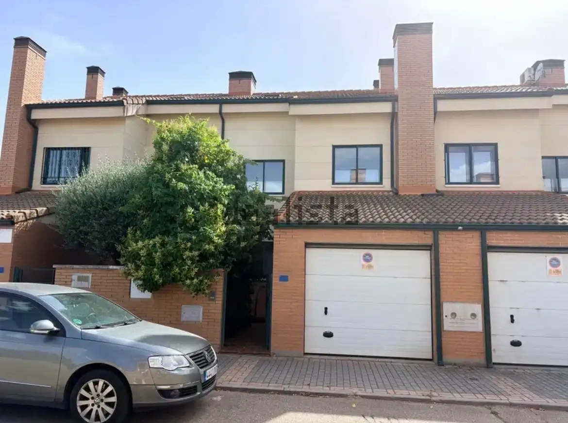 Vista exterior de Casa o xalet en venda en Simancas amb Calefacció, Jardí privat i Traster