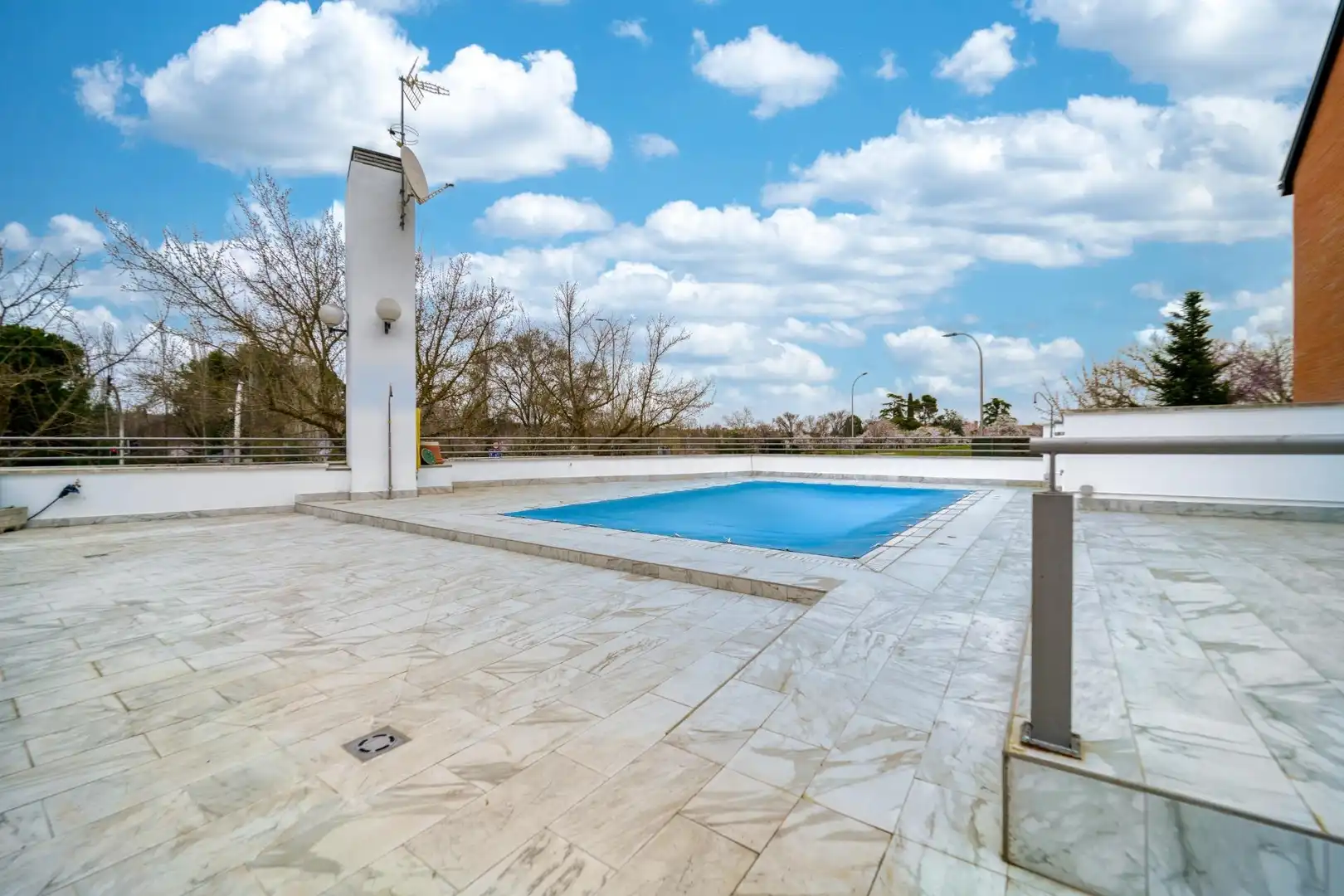 Piscina de Casa adosada en venda en Madrid amb Aire condicionat, Calefacció i Parquet
