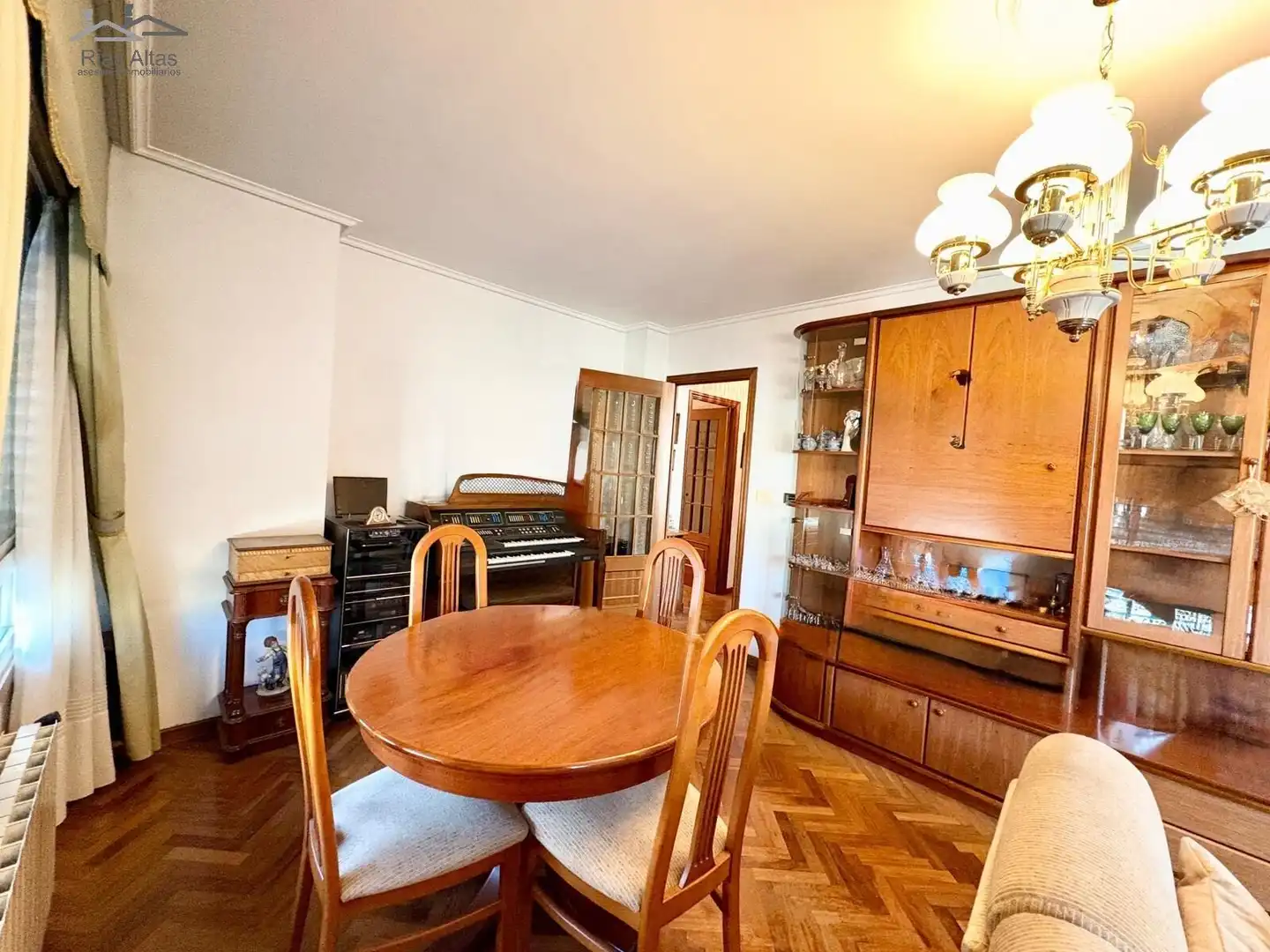 Comedor de Piso en venta en Cambre  con Calefacción, Parquet y Trastero
