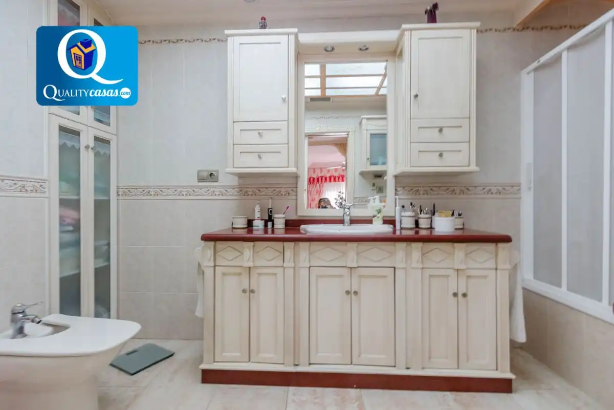Baño de Casa adosada en venta en Crevillent con Aire acondicionado, Terraza y Trastero