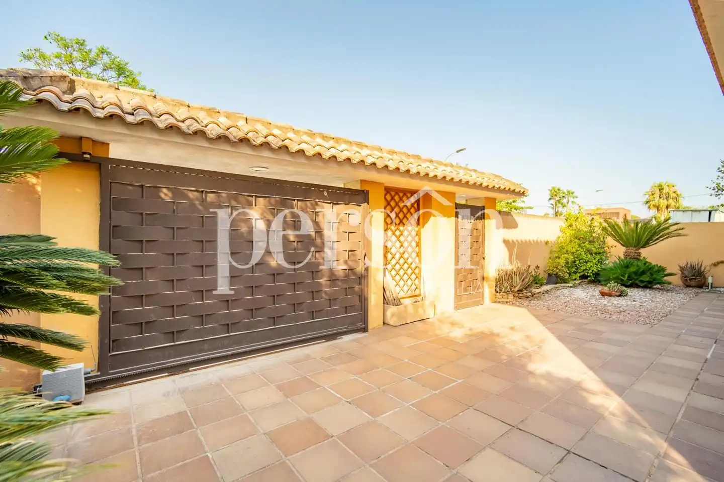 Vista exterior de Casa o xalet en venda en La Pobla de Vallbona amb Aire condicionat, Calefacció i Jardí privat