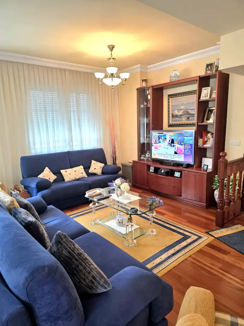 Sala de estar de Casa adosada en venta en Castro-Urdiales con Calefacción, Jardín privado y Terraza