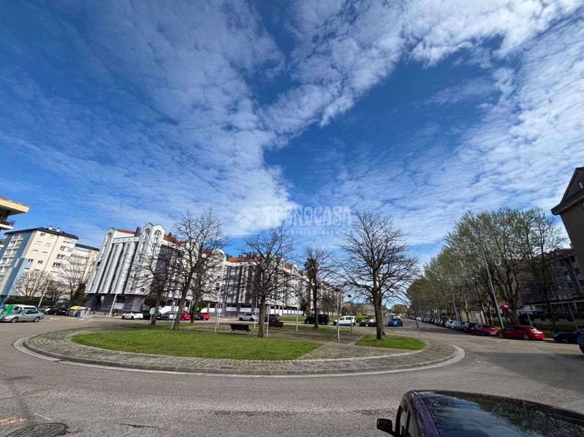 Außenansicht von Garage zum Verkauf in Santander