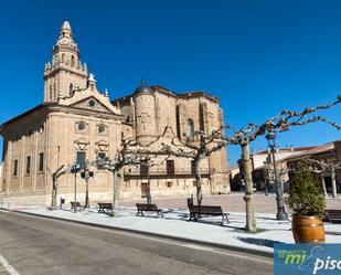 Vista exterior de Pis en venda en Nava del Rey amb Calefacció, Terrassa i Moblat