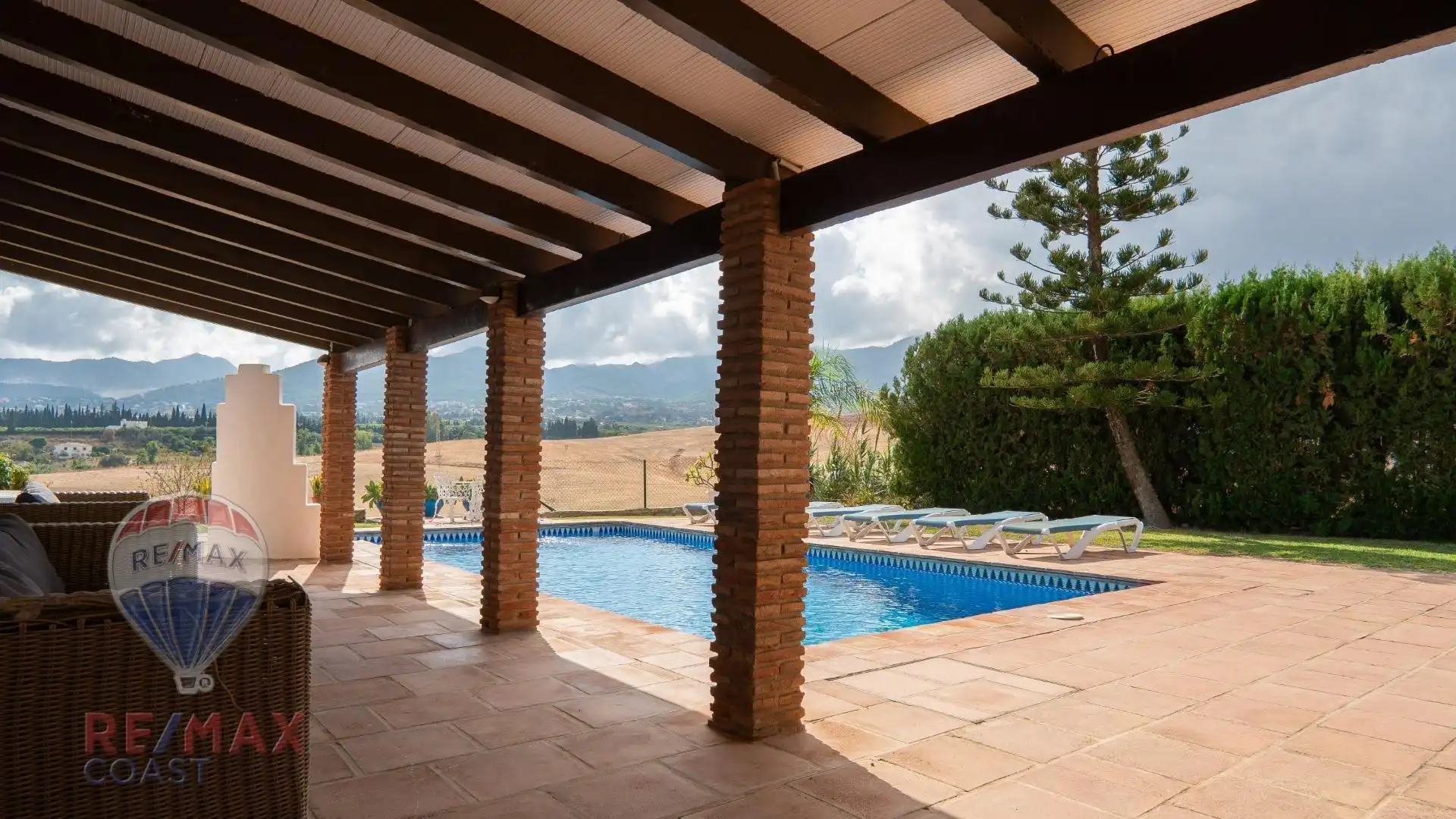 Piscina de Casa o xalet en venda en Alhaurín de la Torre amb Aire condicionat, Jardí privat i Terrassa