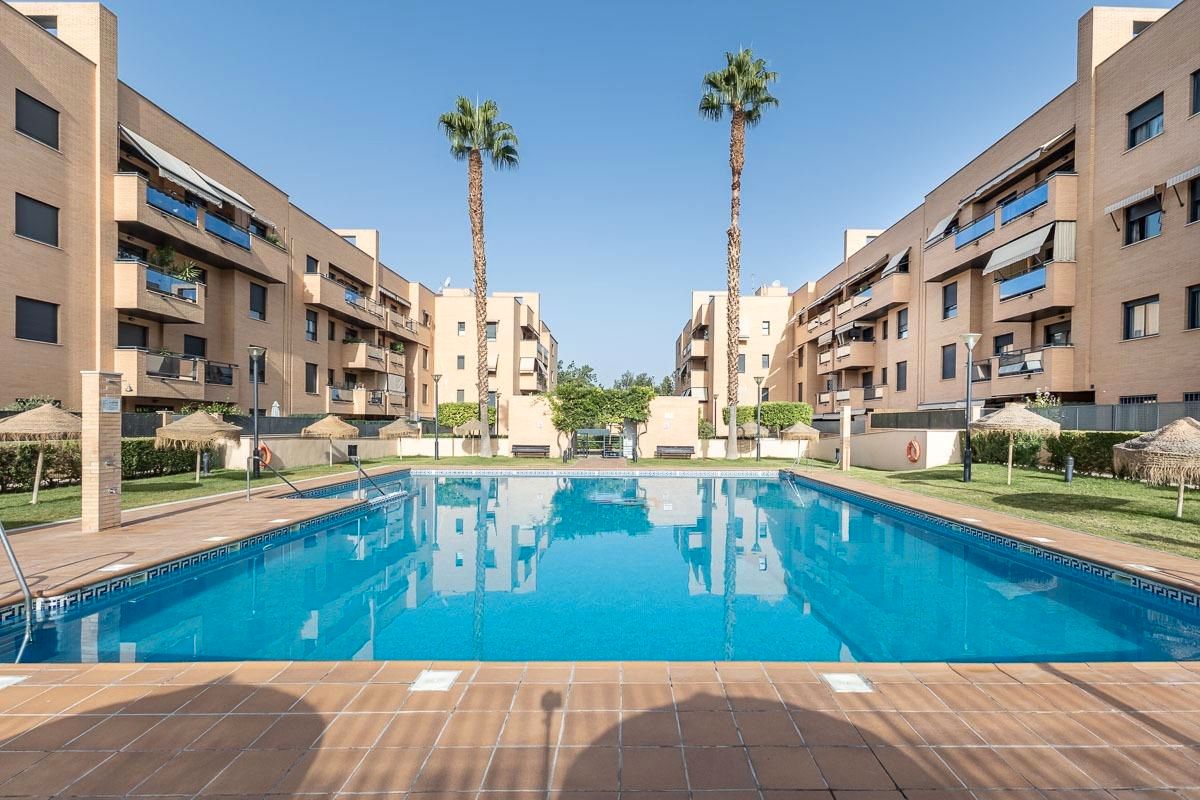 Piscina de Pis en venda en  Granada Capital amb Jardí privat i Piscina comunitària