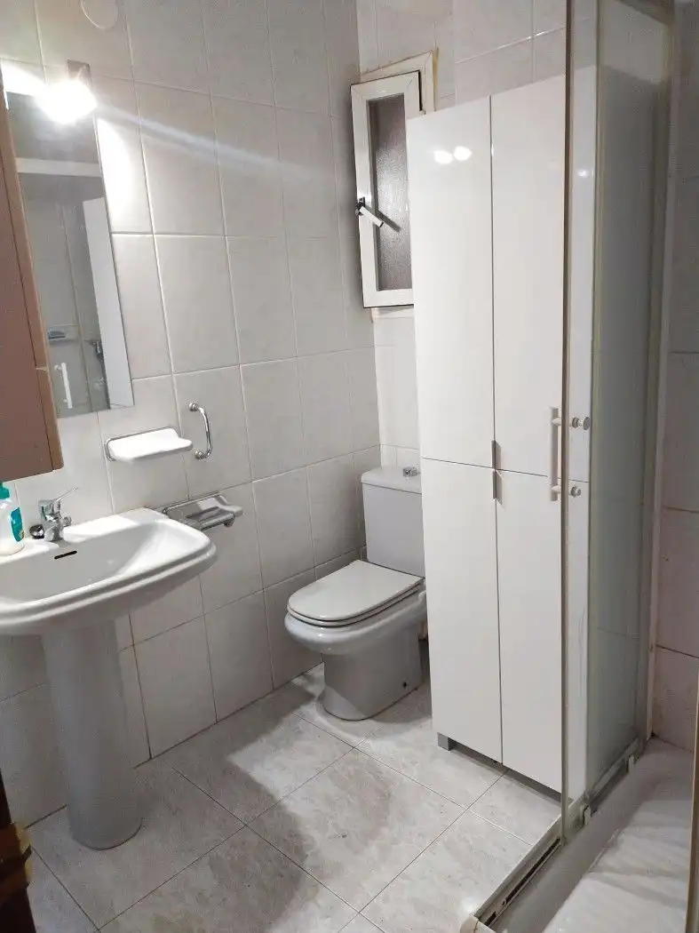 Baño de Piso de alquiler en Tarragona con Amueblado, Horno y Lavadora