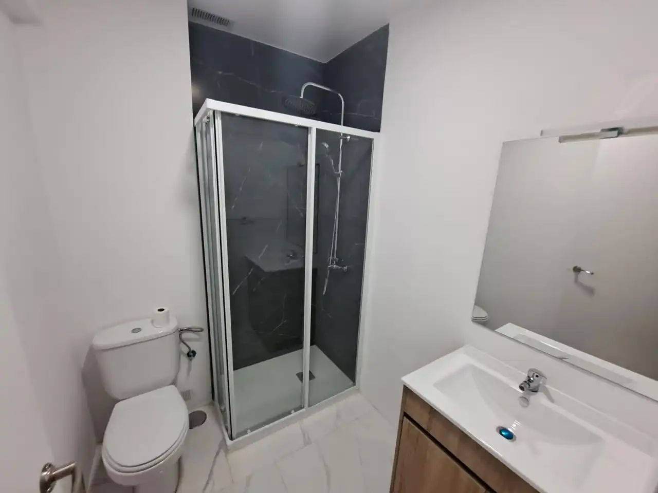 Bathroom of Flat for rent in Madrid  with Air Conditioner, Heating and Terrace