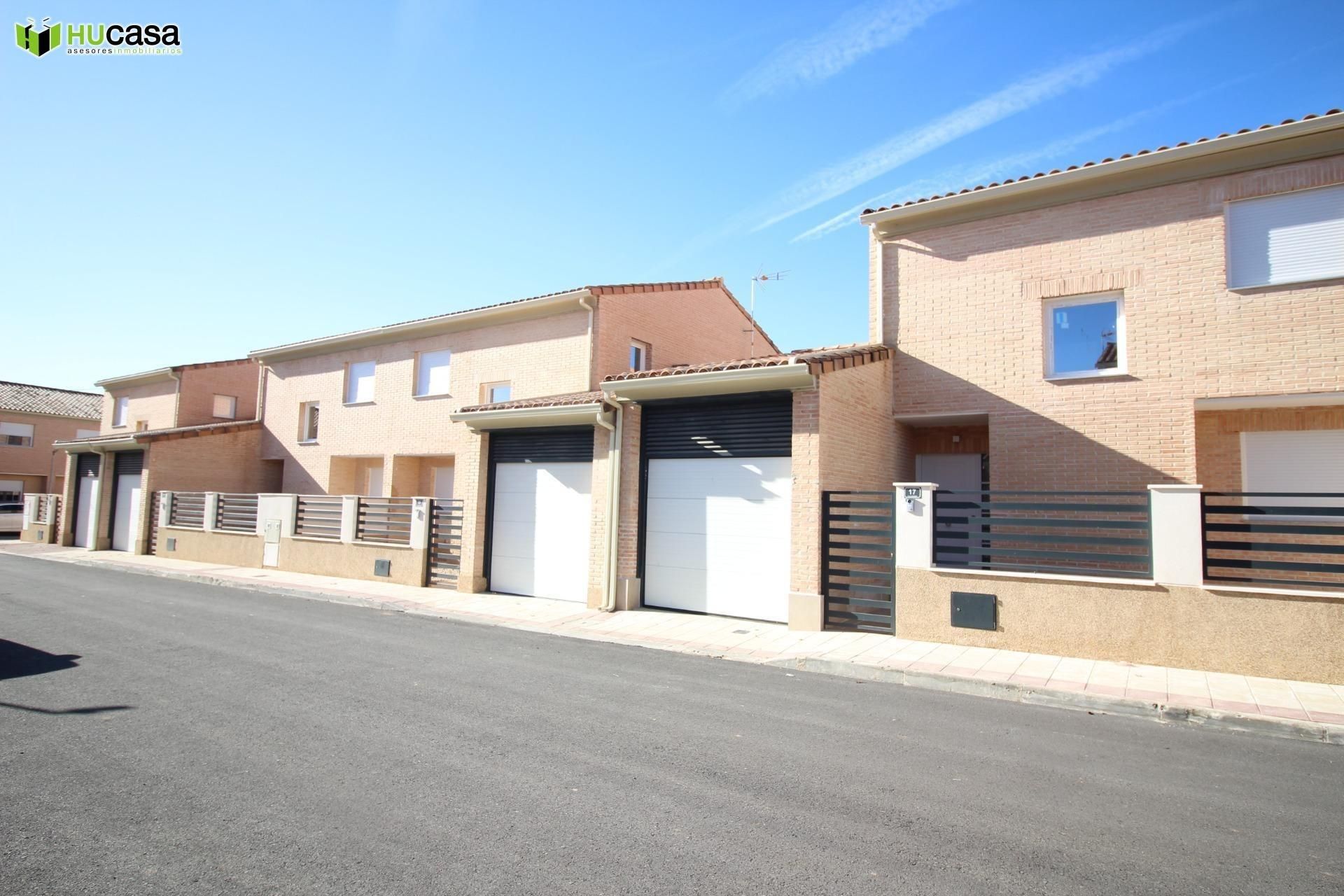Vista exterior de Casa adosada en venda en Polán amb Calefacció, Jardí privat i Traster