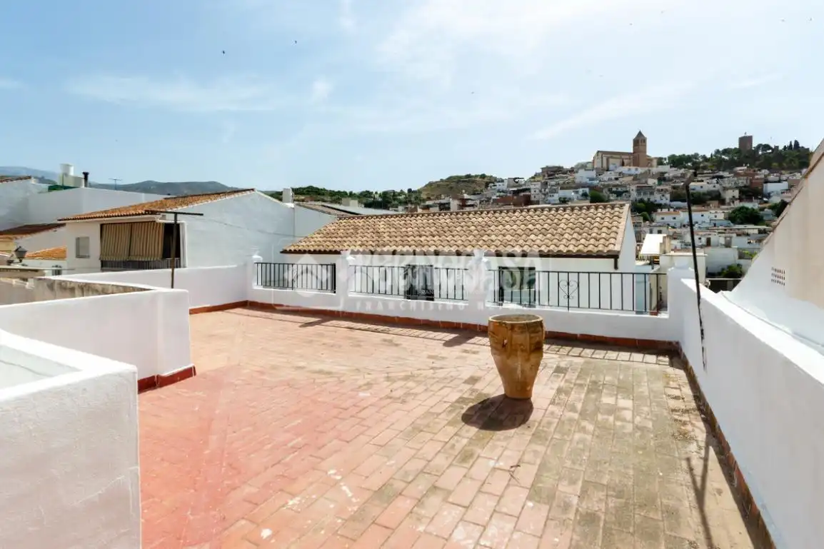 Außenansicht von Einfamilien-Reihenhaus zum Verkauf in Vélez-Málaga mit Terrasse und Balkon