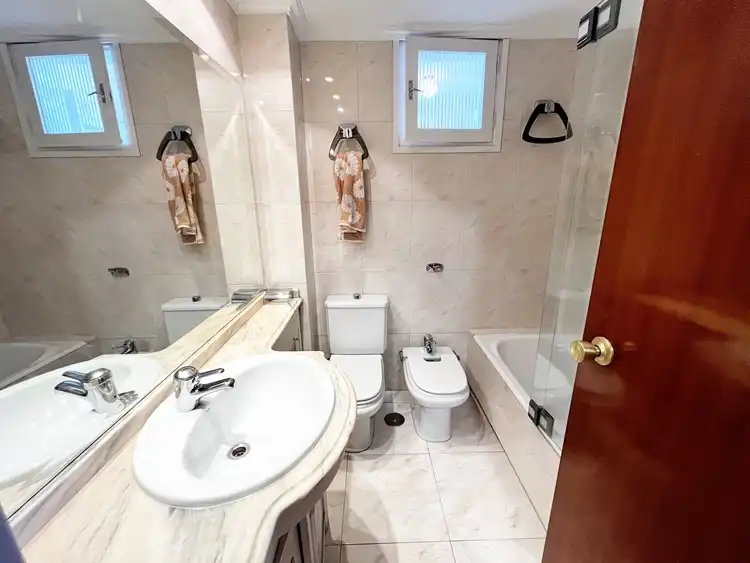 Bathroom of Flat for rent in Madrid  with Air Conditioner, Heating and Parquet flooring