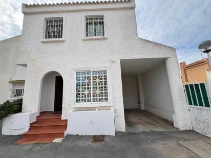 Vista exterior de Casa adosada en venda en Benidorm amb Aire condicionat, Terrassa i Balcó