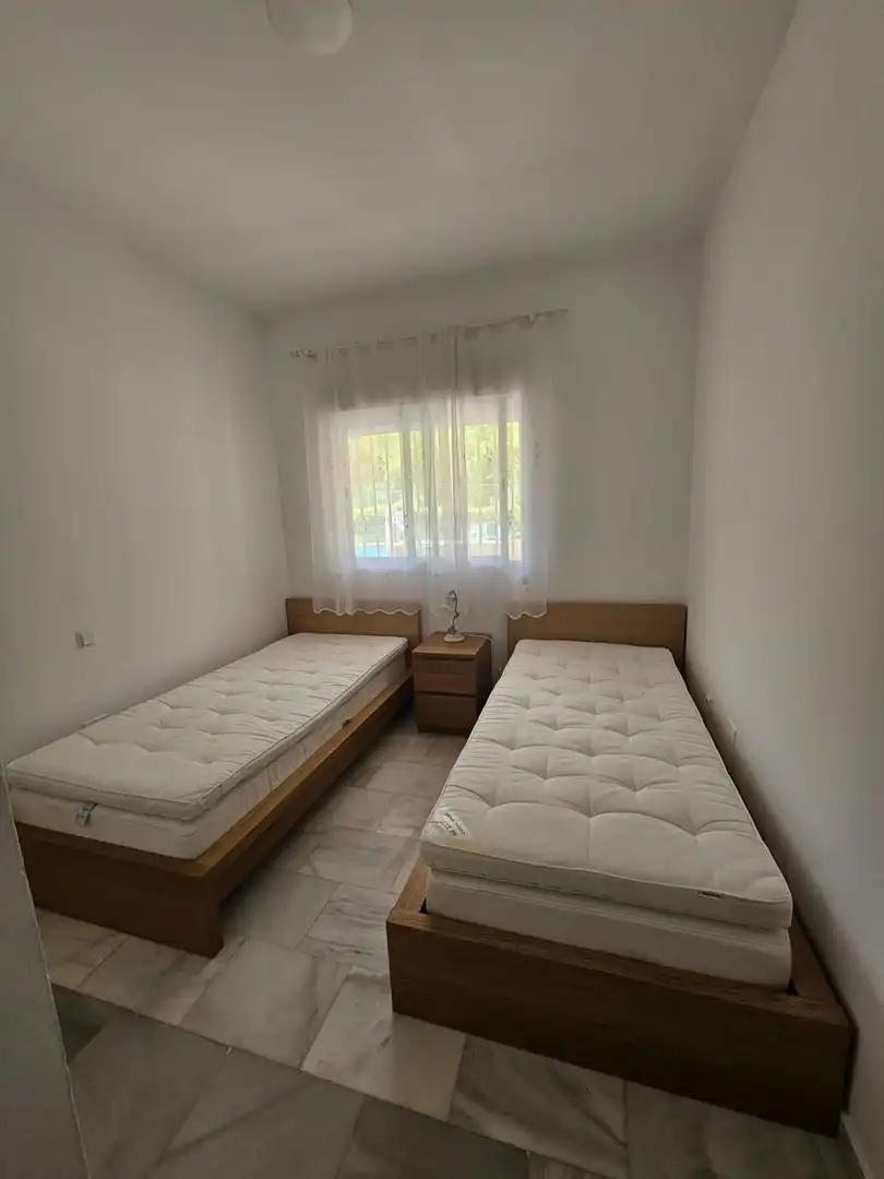 Dormitori de Apartament de lloguer en Marbella amb Aire condicionat, Calefacció i Jardí privat