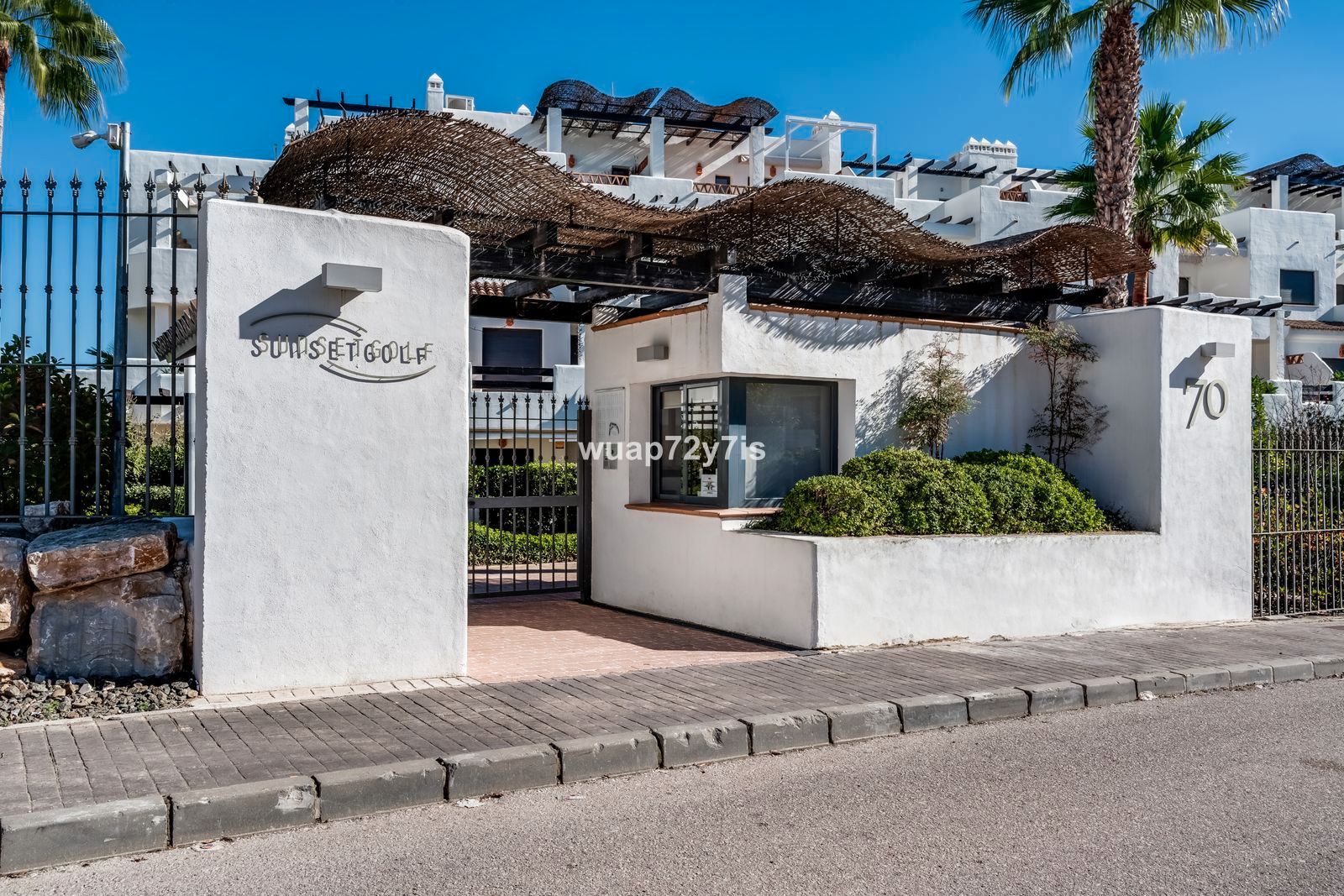 Vista exterior de Pis en venda en Estepona amb Aire condicionat, Terrassa i Moblat