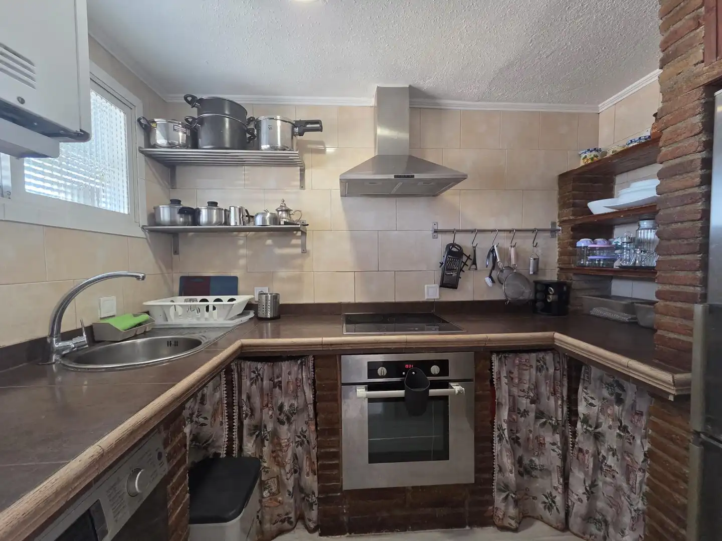 Cocina de Piso de alquiler en Benalmádena con Terraza y Piscina comunitaria