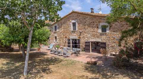 Masía catalogada del siglo XVII en venta entre Girona y la Costa Brava con jardín, piscina y encanto histórico, image 2