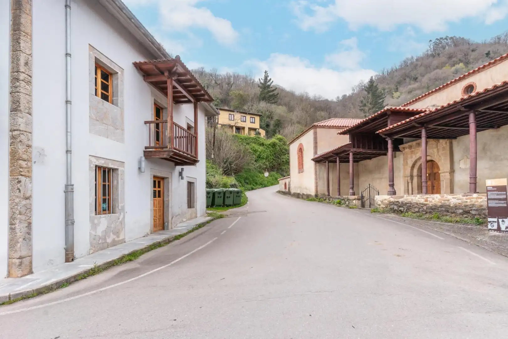 Vista exterior de Finca rústica en venda en Lena amb Jardí privat, Traster i Balcó