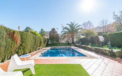 Piscina de Casa o xalet en venda en  Granada Capital amb Aire condicionat, Calefacció i Jardí privat