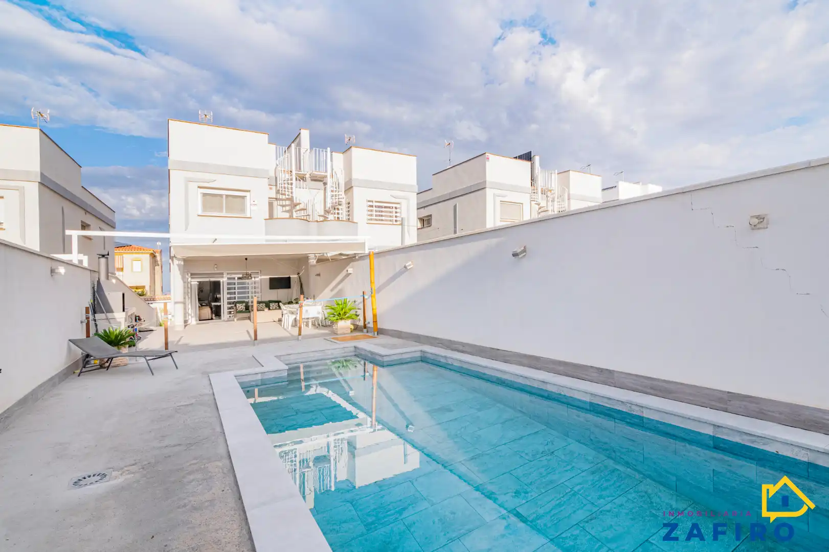 Casa aparellada amb terrassa en venda a Jun