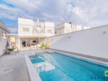 Casa aparellada amb balcó en venda a Jun