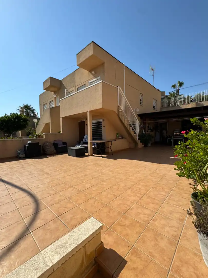 Vista exterior de Casa o xalet en venda en Santa Pola amb Aire condicionat, Jardí privat i Terrassa