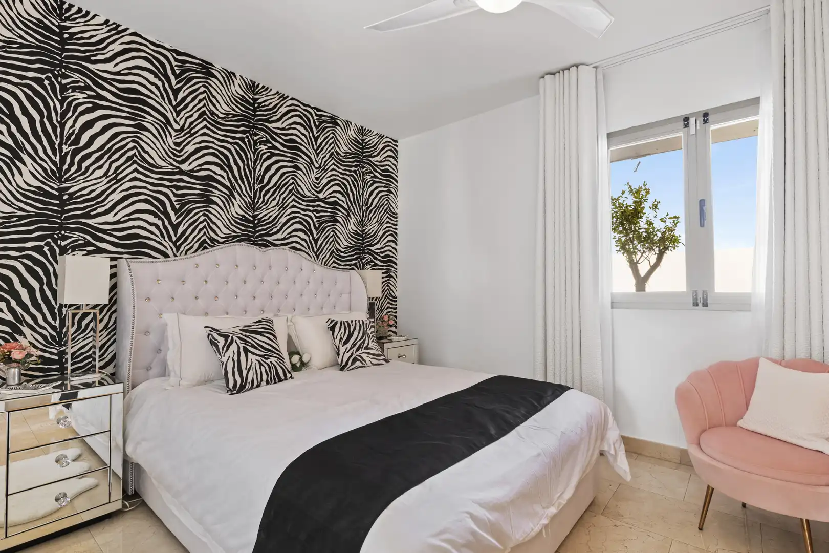 Habitación de Casa adosada de alquiler en Benahavís con Aire acondicionado, Jardín privado y Terraza