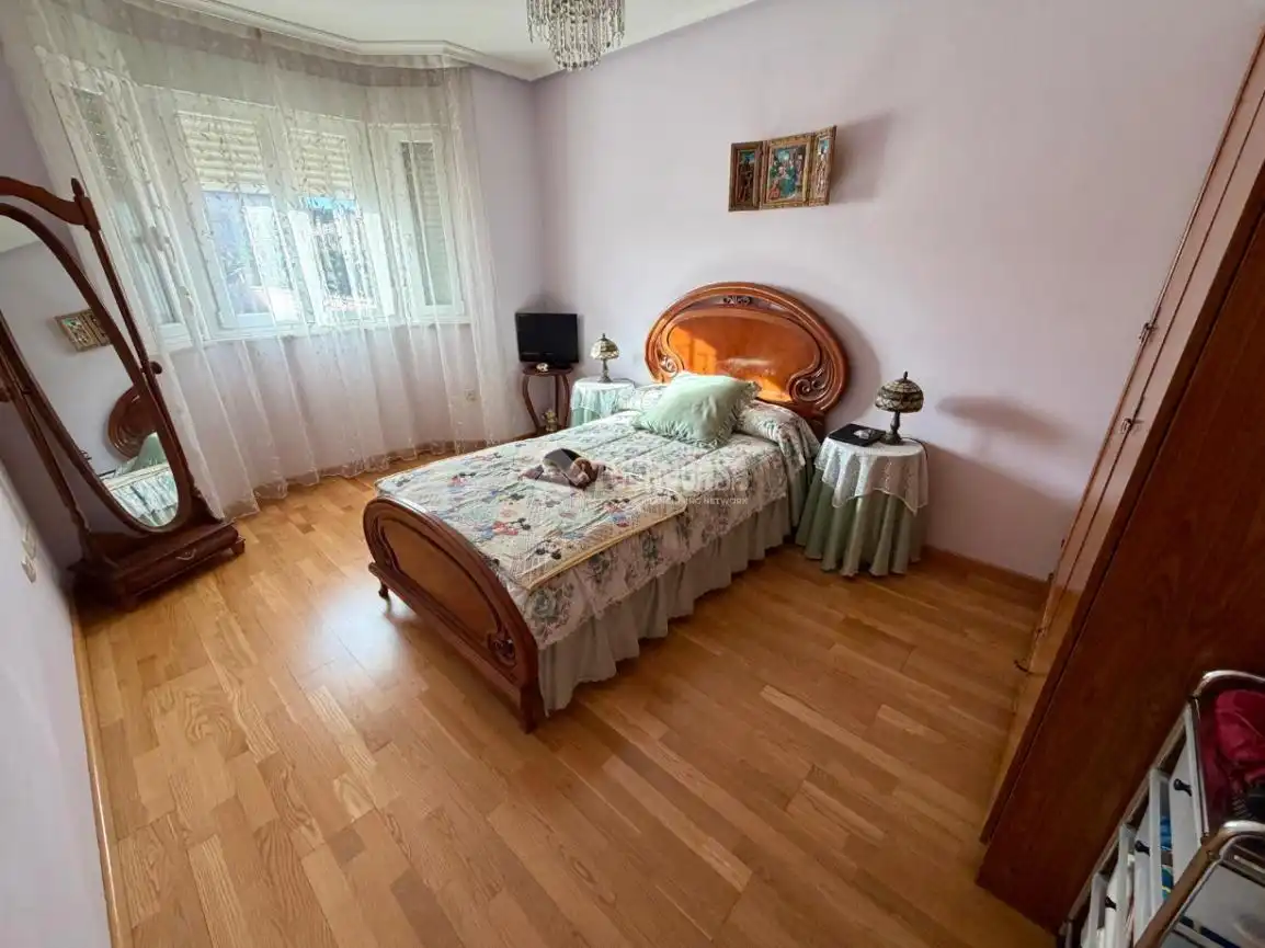 Dormitori de Casa adosada en venda en León Capital  amb Aire condicionat, Calefacció i Terrassa