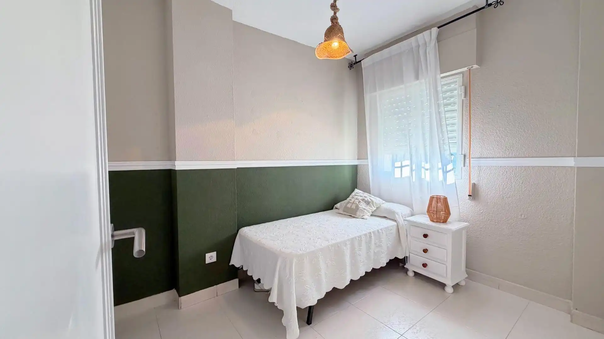 Habitación de Casa adosada en venta en Torremolinos con Terraza, Trastero y Piscina comunitaria