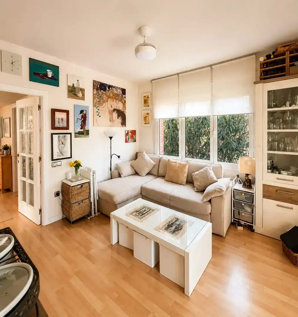 Sala d'estar de Pis en venda en Castelldefels amb Aire condicionat, Jardí privat i Parquet