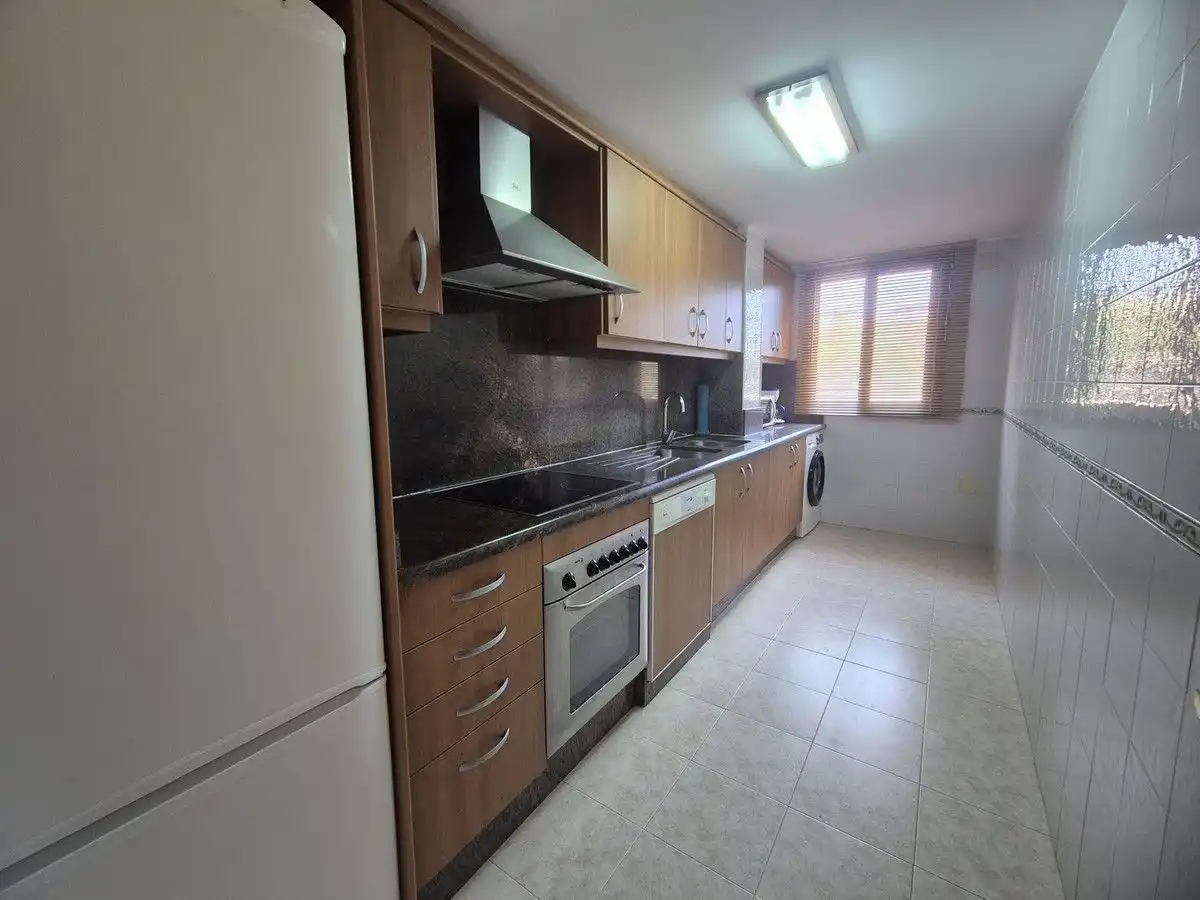 Cuina de Apartament de lloguer en Estepona amb Aire condicionat, Calefacció i Terrassa