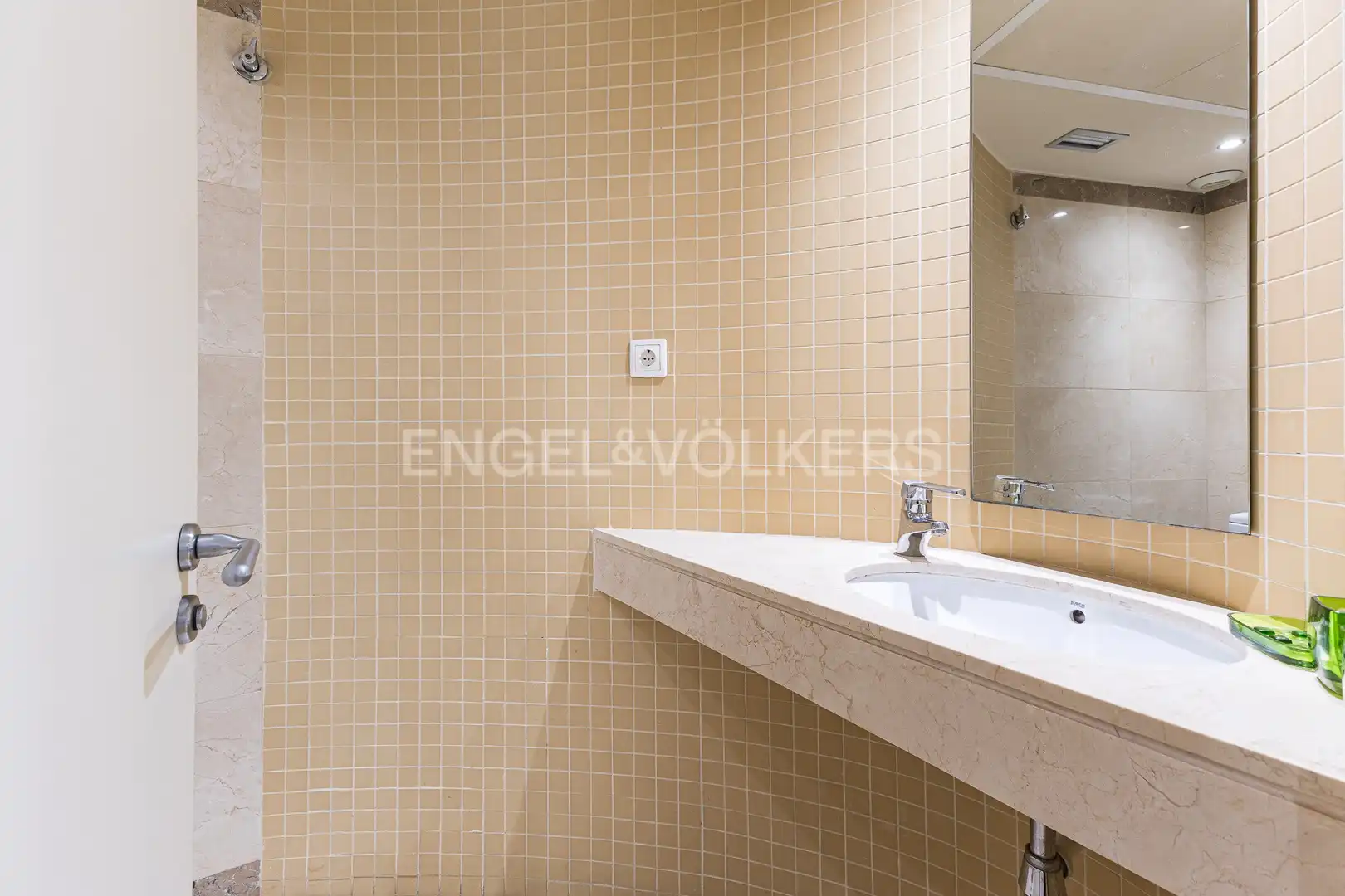 Badezimmer von Wohnung zur Miete in Barcelona mit Klimaanlage, Heizung und Parkett