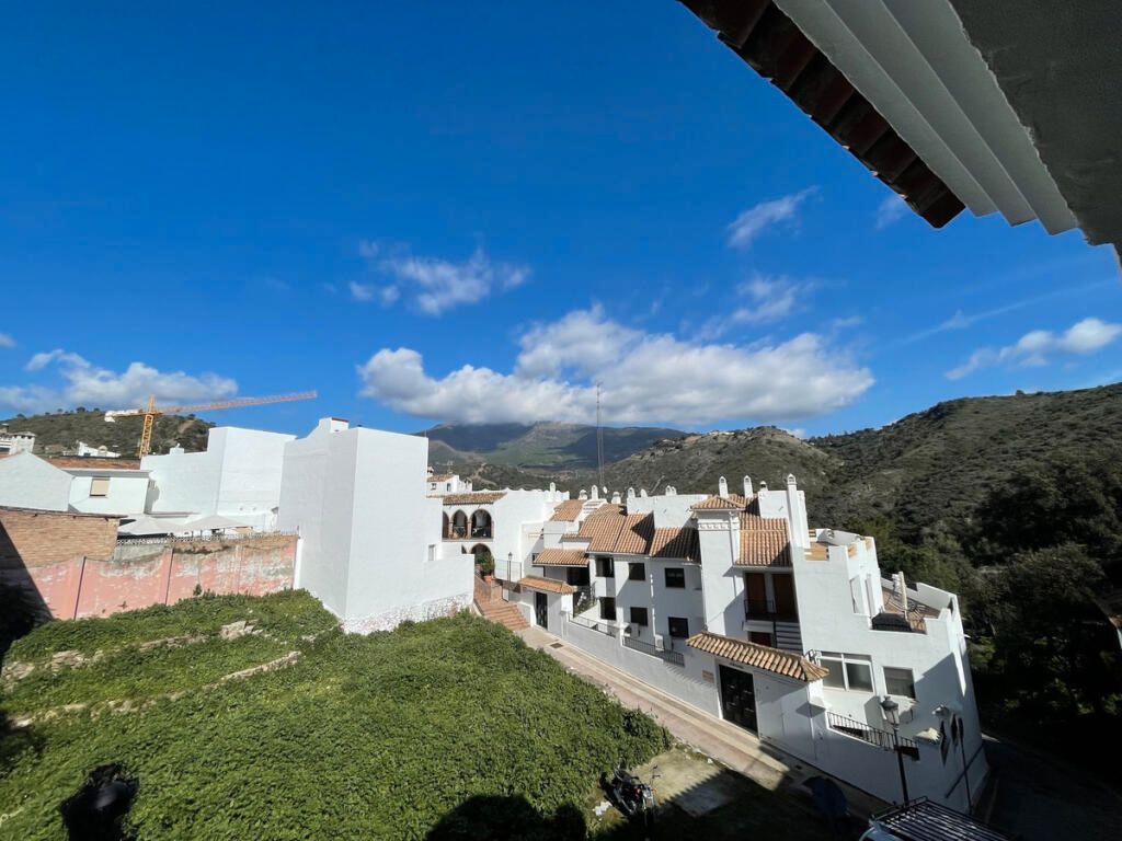 Vista exterior de Pis en venda en Benahavís amb Aire condicionat, Terrassa i Moblat