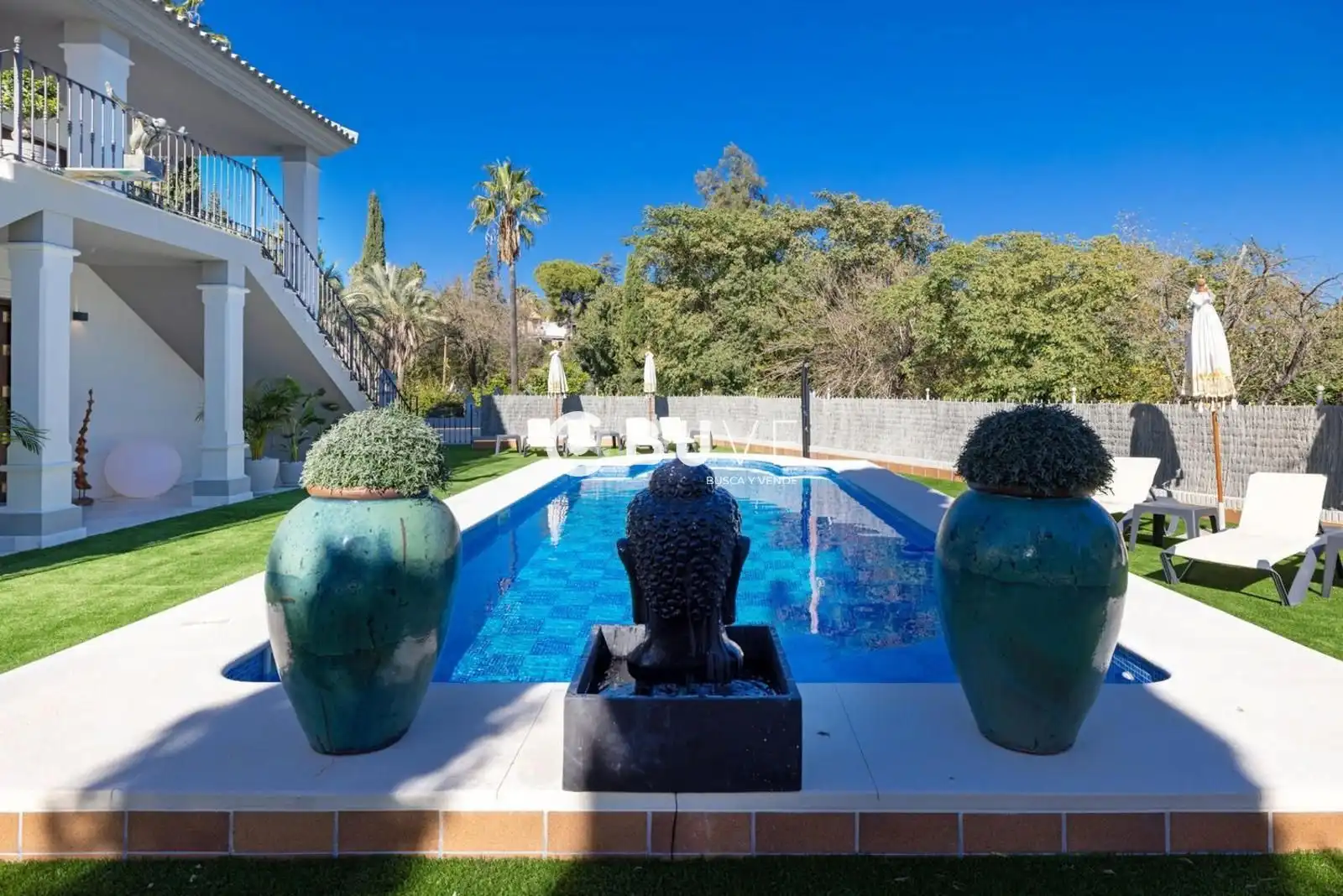 Piscina de Casa adosada en venda en Tomares amb Aire condicionat, Calefacció i Jardí privat