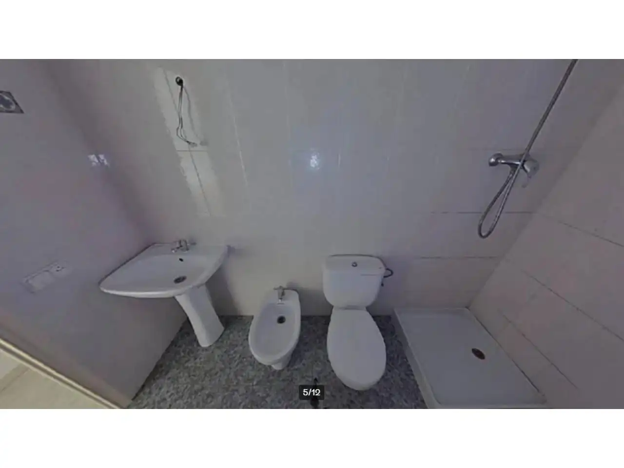 Badezimmer von Wohnung zum Verkauf in Salt mit Heizung und Balkon