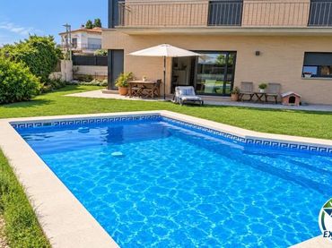 Xalet amb piscina en venda a del Castanyer 2