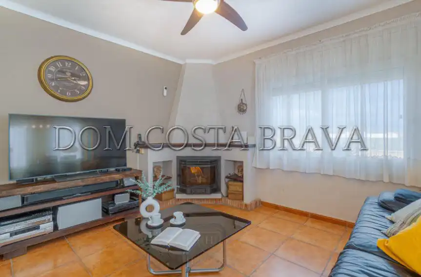 Sala d'estar de Casa o xalet en venda en Viladamat amb Aire condicionat, Calefacció i Moblat