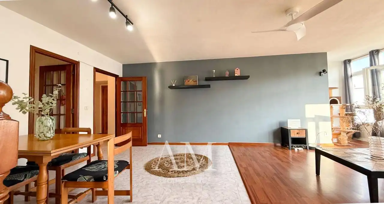 Sala d'estar de Dúplex en venda en Nigrán amb Terrassa, Traster i Moblat