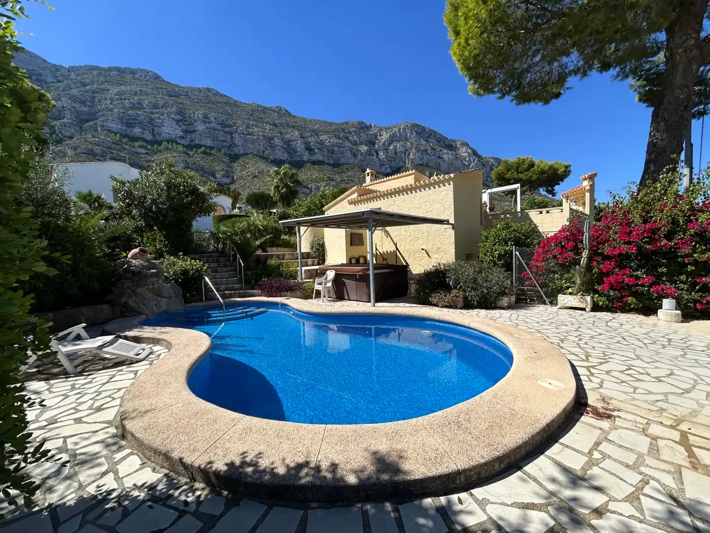 Villa con piscina in vendita a Carrer Xiprer 1
