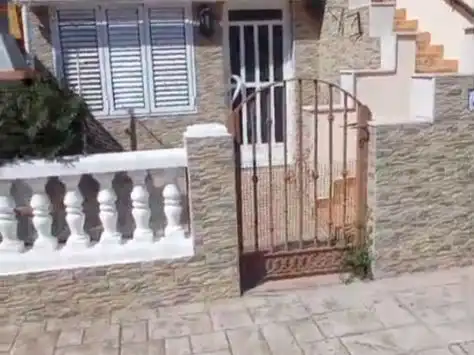 Bungalow with pool to rent in Avenida Madrid 52