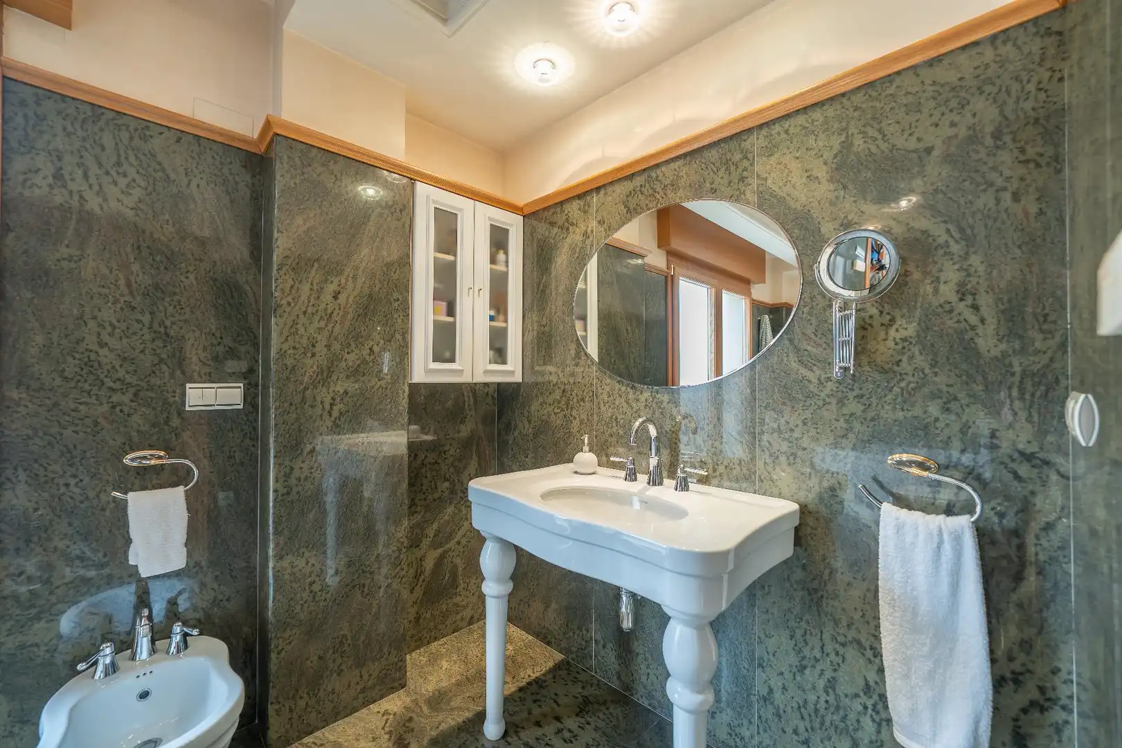 Badezimmer von Einfamilien-Reihenhaus zum Verkauf in Novelda mit Heizung, Terrasse und Balkon