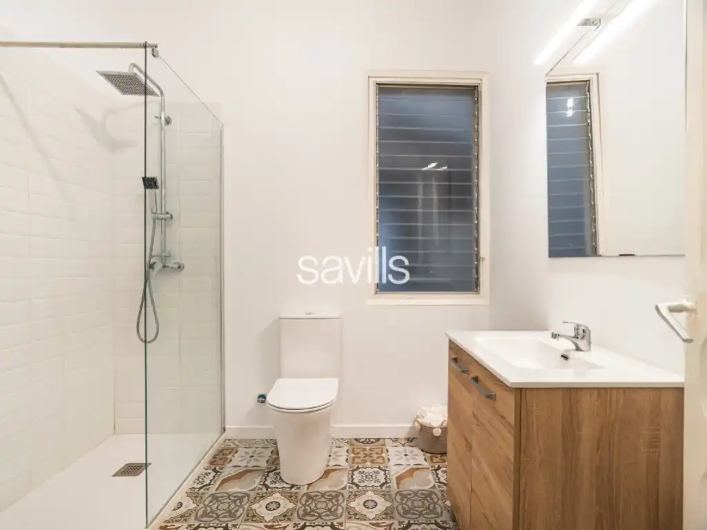 Badezimmer von Wohnungen zum Verkauf in Barcelona mit Möbliert und Balkon