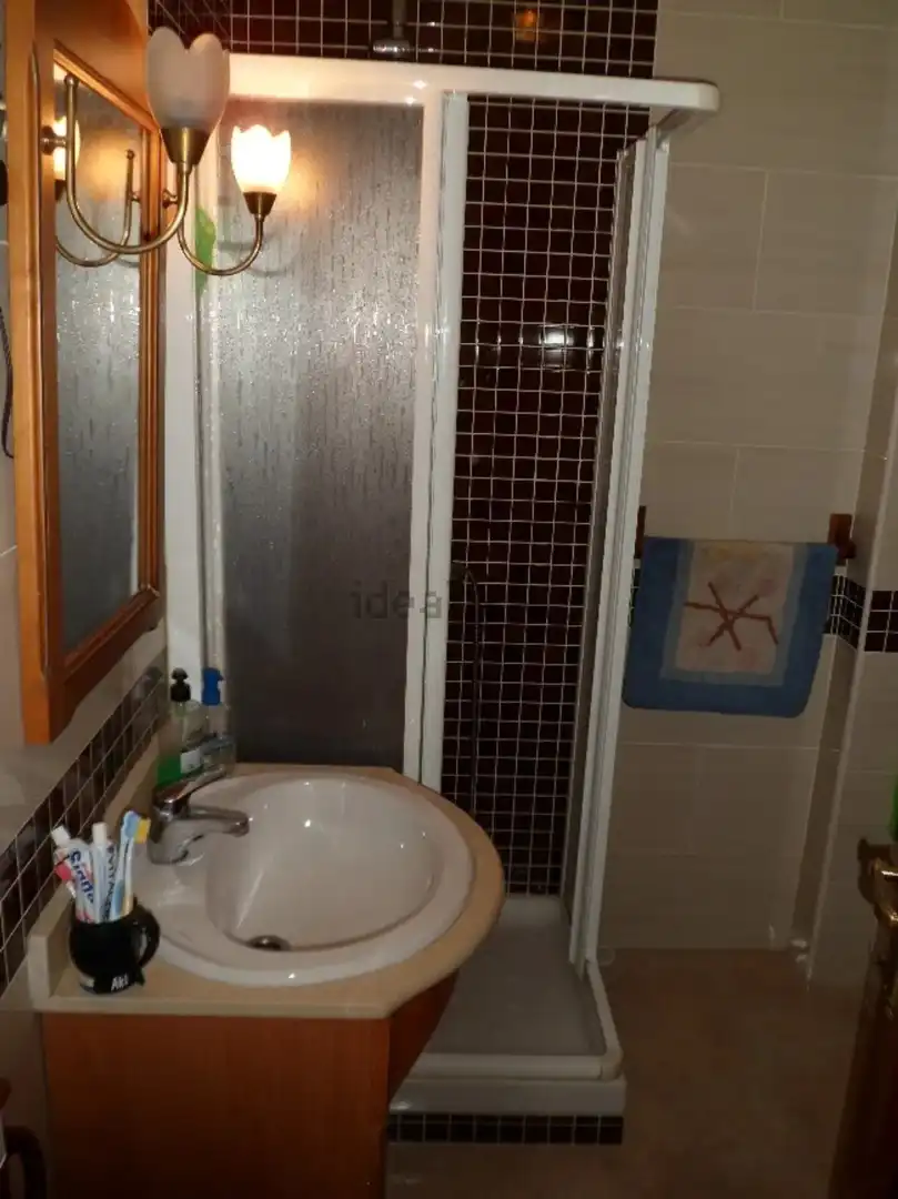 Baño de Piso de alquiler en Granada con Aire acondicionado, Calefacción y Amueblado